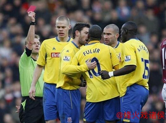 活久见！英超17年后再现赛中内讧互殴 36岁名将暴走+掌掴队友染红