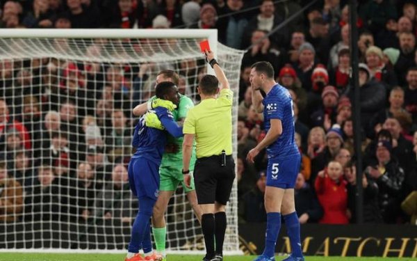 开云网页登陆 活久见！英超17年后再现赛中内讧互殴 36岁名将暴走+掌掴队友染红