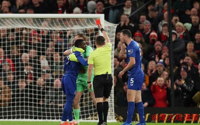 活久见！英超17年后再现赛中内讧互殴 36岁名将暴走+掌掴队友染红
